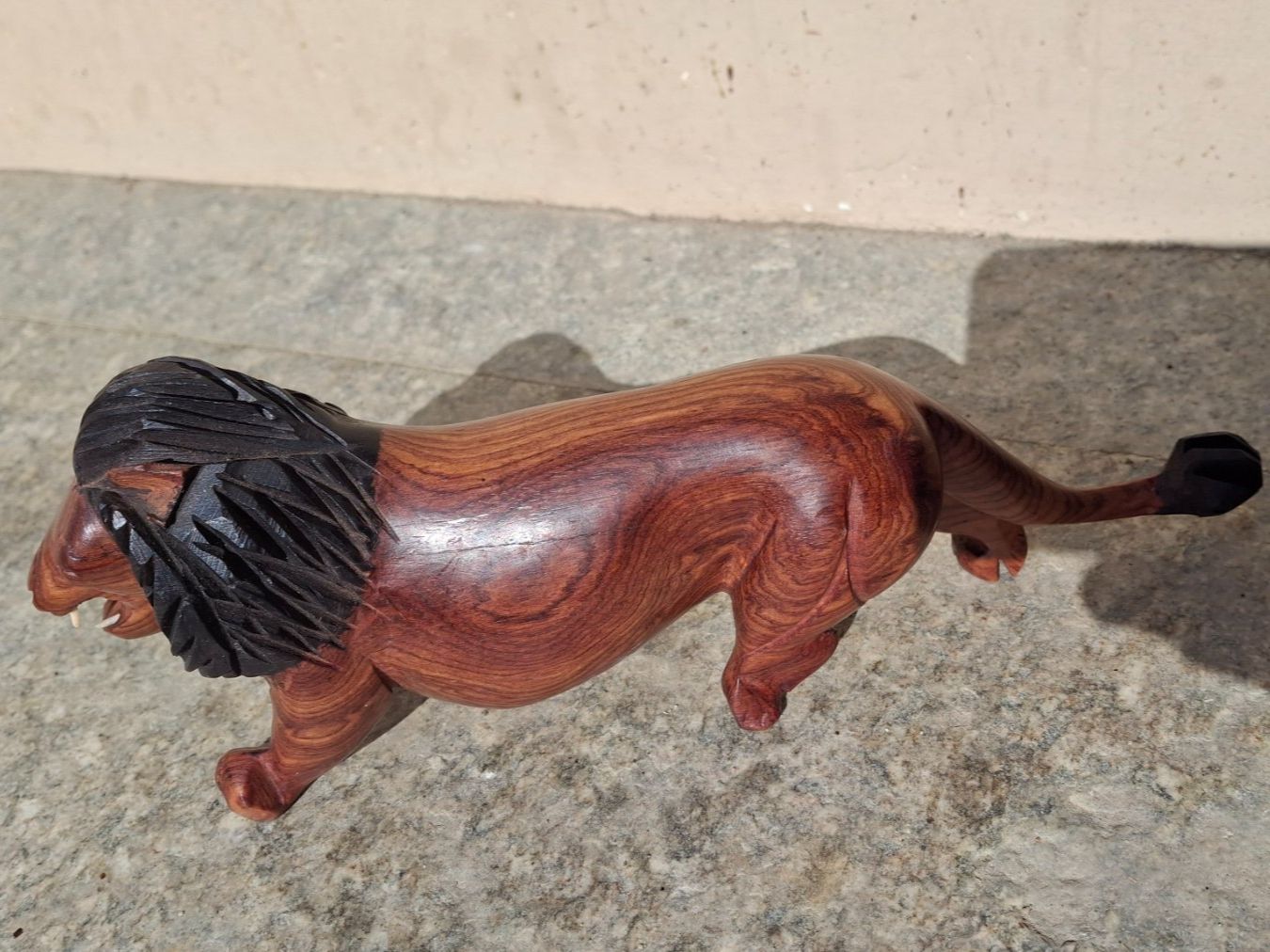 Statuette: Handgeschnitzte Löwenfigur mit Knochenzähne aus Holz, 28 cm – Usato da Münchenbuchsee venduto da babilibern 1