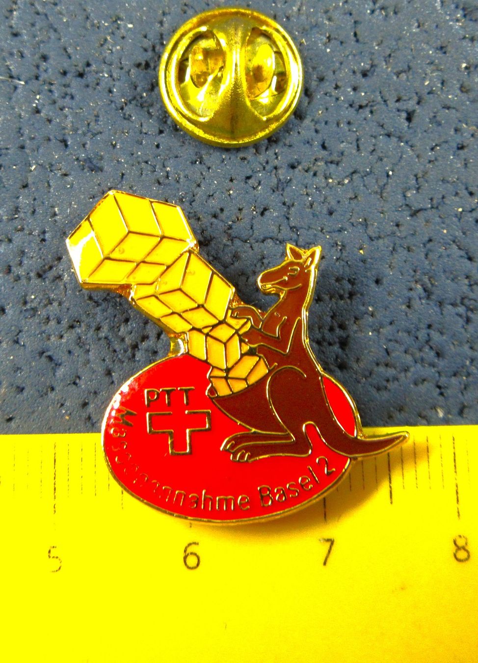 Basler Placchette & Badge: MASSENANNAHME POST PTT BASEL 2 KÄNGURU PIN – Usato da Ettingen venduto da Hausi4711