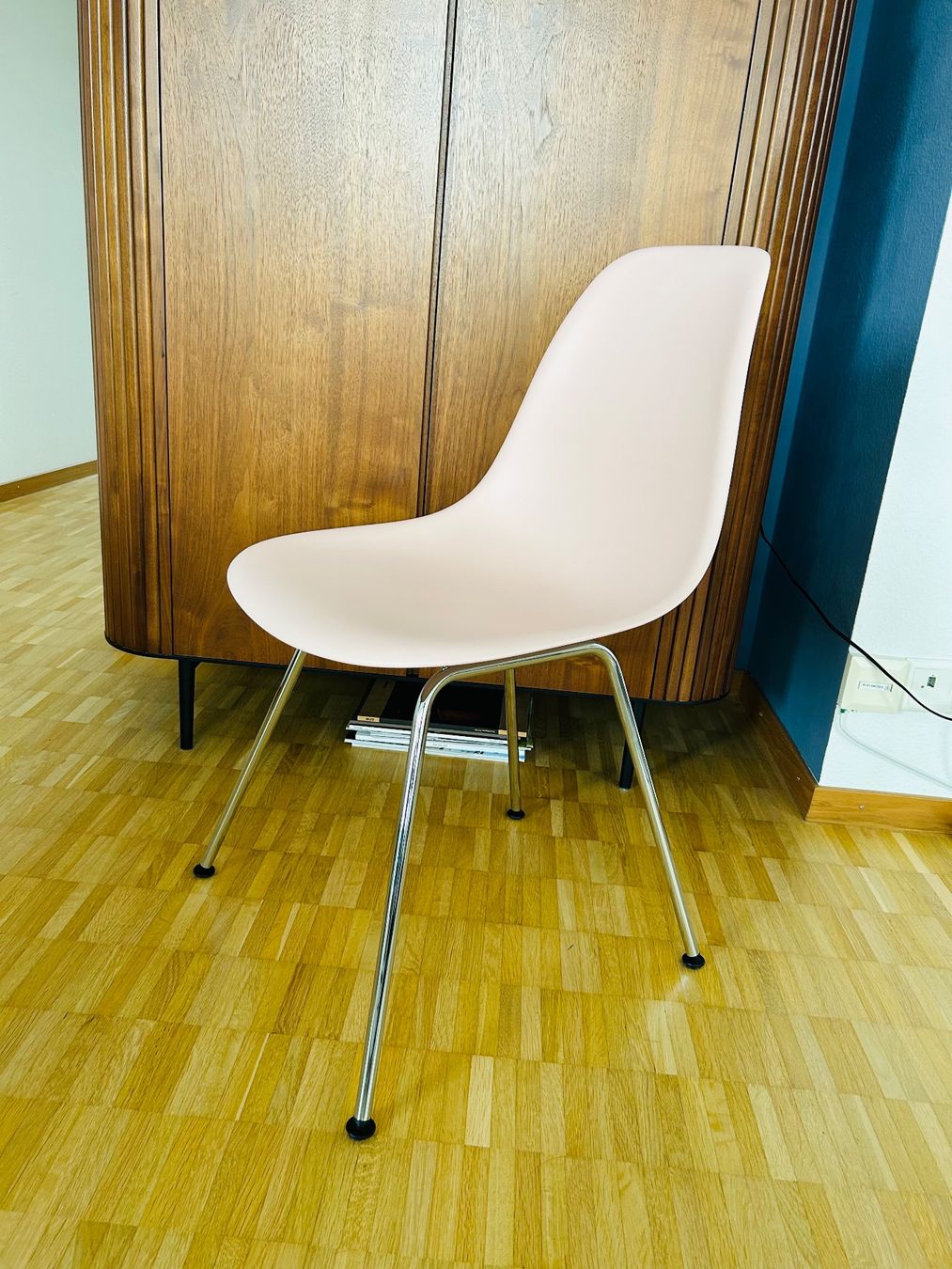 Vitra Stühle: Vitra Eames Plastic Side Chair – Neu (gemäss Beschreibung) aus Zürich von _Josh_