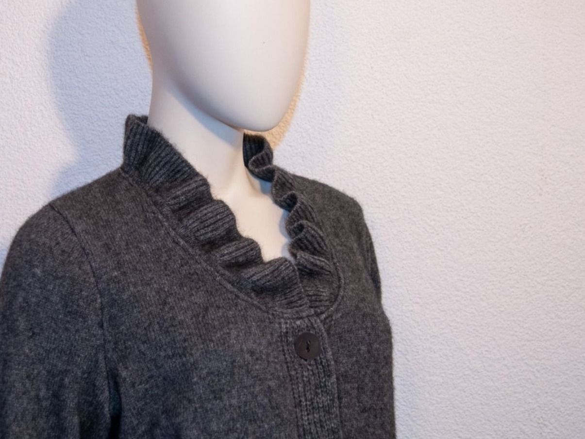 Jacken: Possum Damen Jacke mit Rüschen M grau – Neu und originalverpackt aus Zollikofen von marys-choice