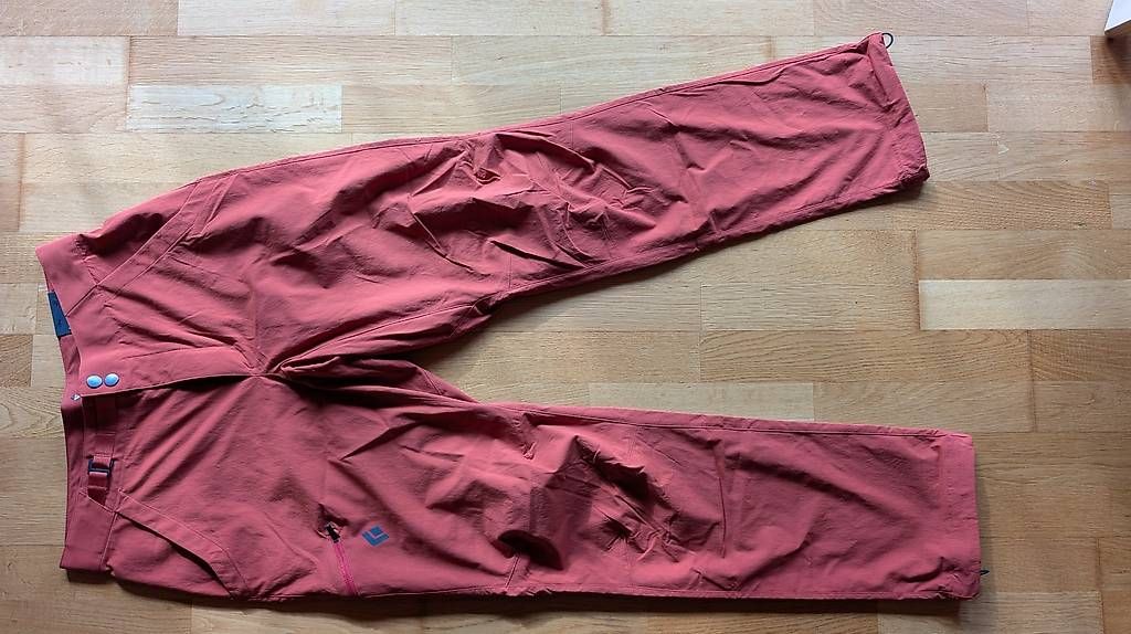Black Diamond Pantaloni: Black Diamond Hose Kletterhose Gr. 30 Gratisversand – Nuovo e nell'imballaggio originale da Innertkirchen venduto da Flir 3