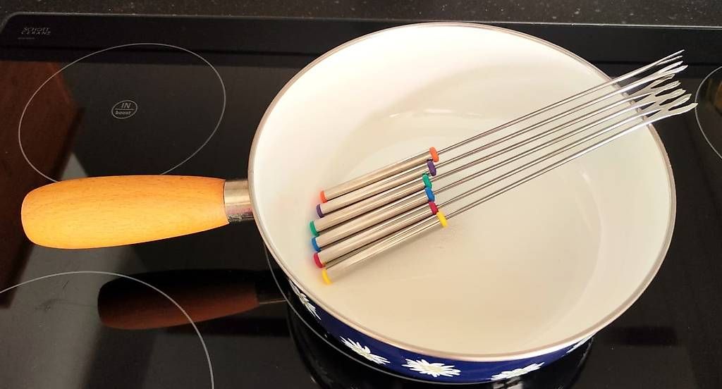 Casseroles: Fondue Caquelon mit 6 Gabeln und Edelweissmuster – D'occasion à Birmensdorf ZH par mirimiri 2