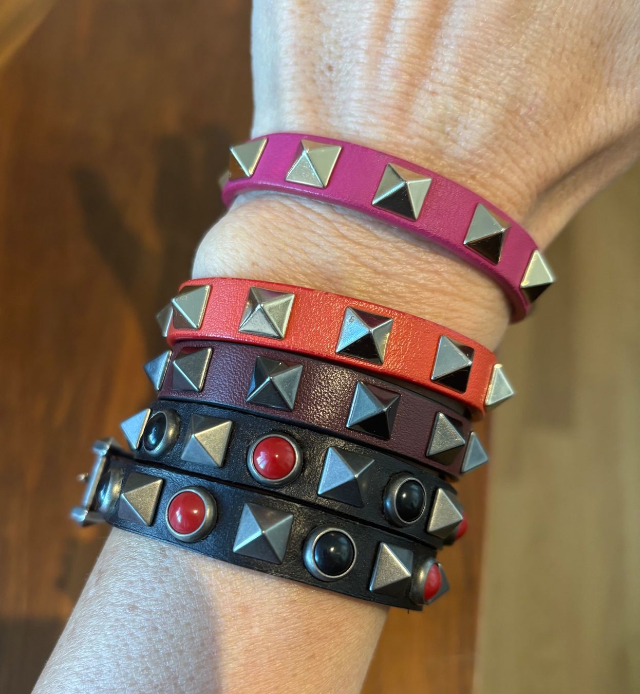 Valentino Bracciali & Braccialetti: Valentino Garavani Rockstud Rolling Lederarmband – Usato da Jona venduto da FashionQueen2306 2