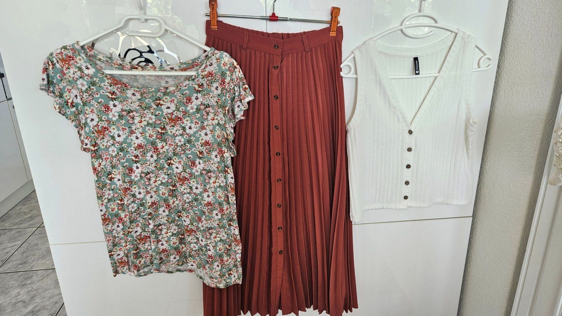 Gonne: Sommer Set: Bluse mit Blumenmuster, Rock und Top, Gr. S – Usato da Gossau ZH venduto da fashiontwo
