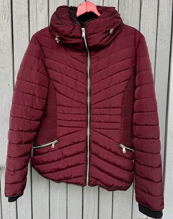 Bordeaux-rote kurze Winterjacke