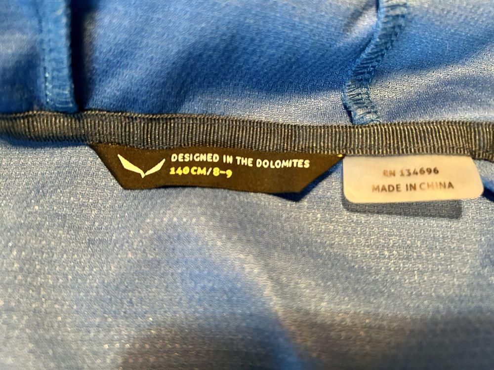 Salewa Giacche & Cappotti: Salewa Kinder Softshelljacke Gr. 140 blau Kapuze – Usato da Agriswil venduto da Mafi_69 2