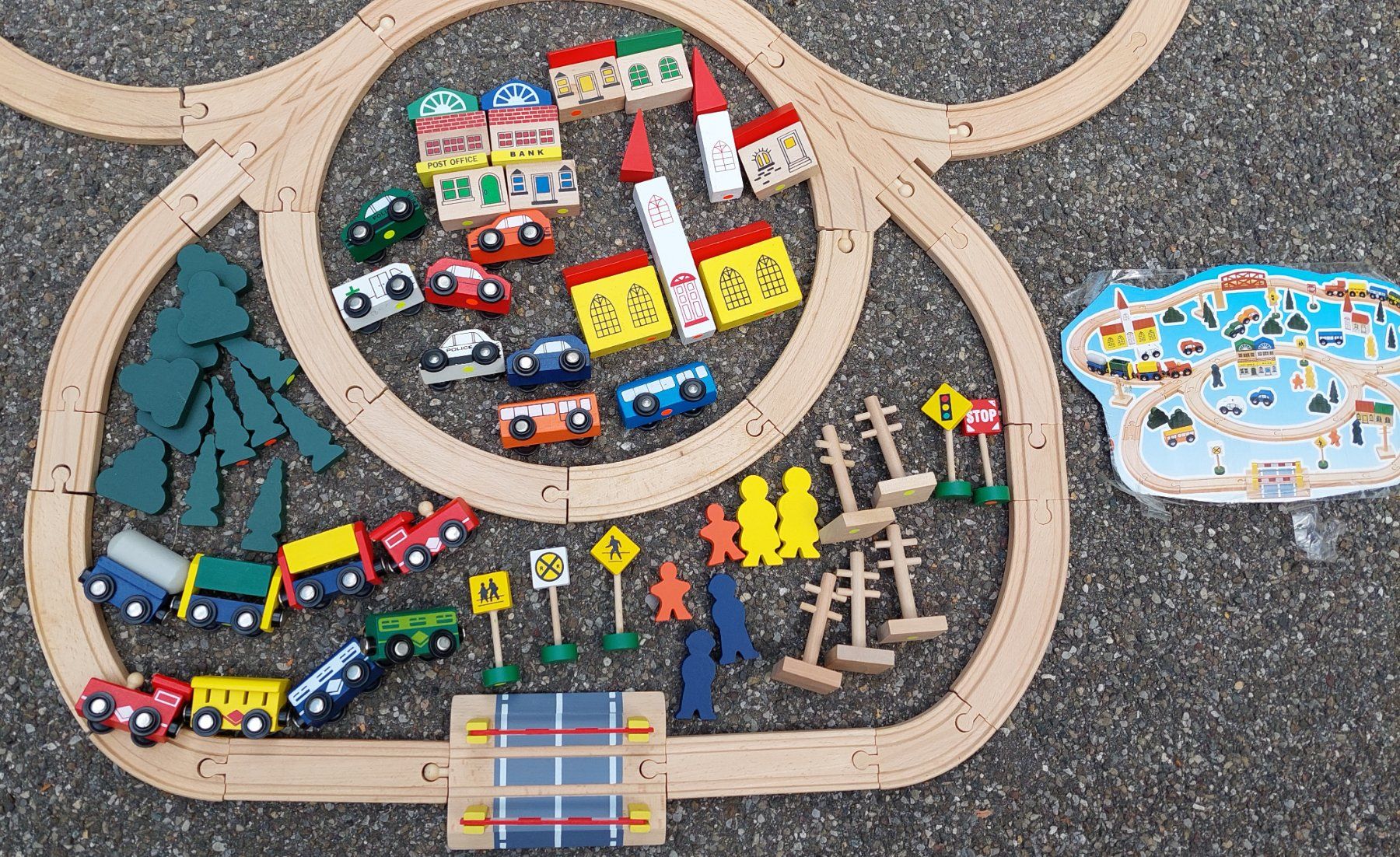 Bea Spielzeuge: Holzeisenbahn Set BEA, mit Brio kompatibel – Gebraucht aus Uitikon Waldegg von Smeragol 2