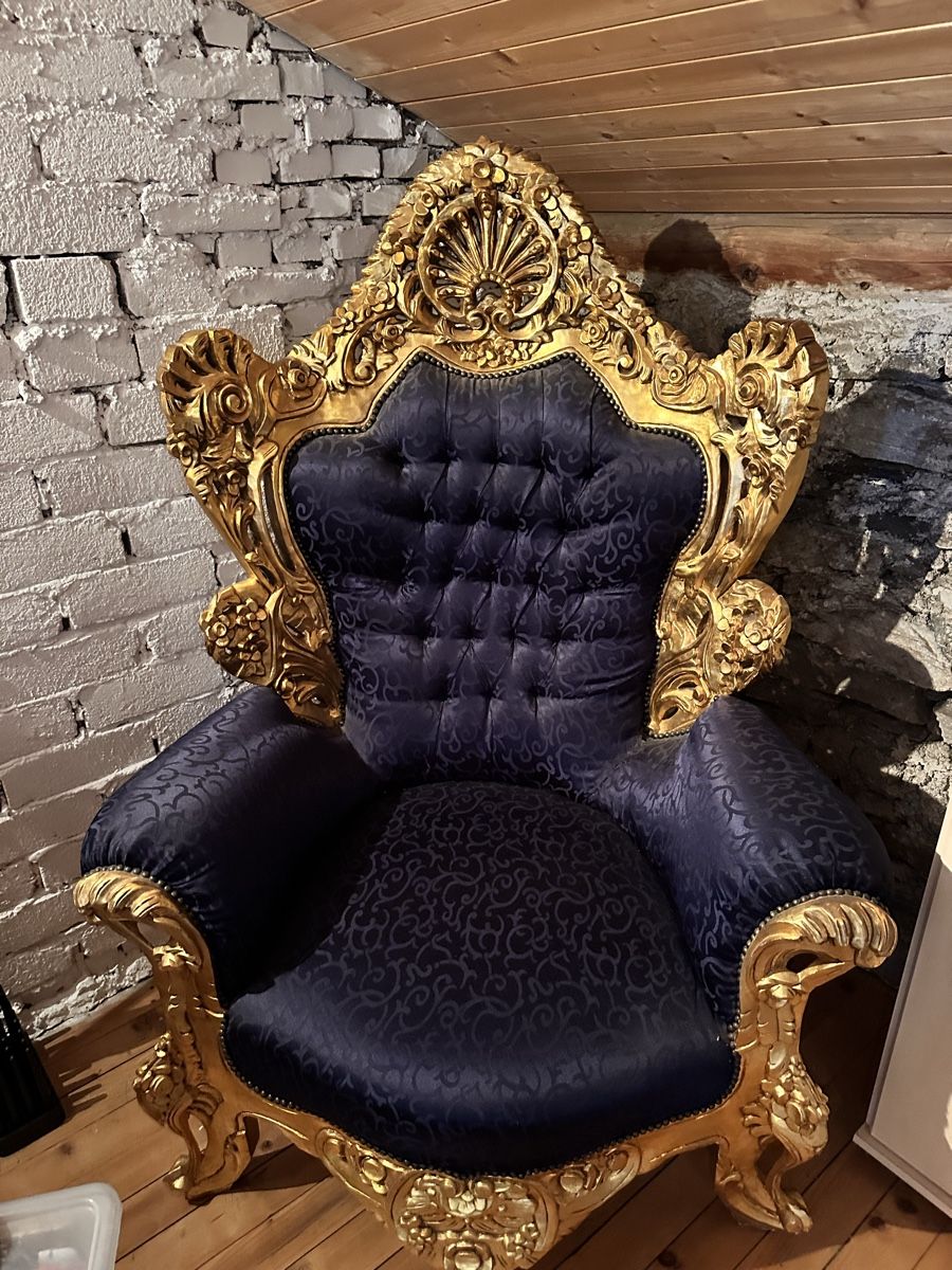 Sessel: POLTRONA - TRONO - – Gebraucht aus Giubiasco von lucky_1982