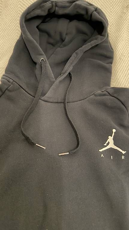 Pulls & Sweat-shirts: Nike Air Jordan Pullover schwarz – D'occasion à Brunnen par sea_c7bm 1