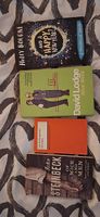 Englischsprachige und 1 französischsprachiges Bücher
