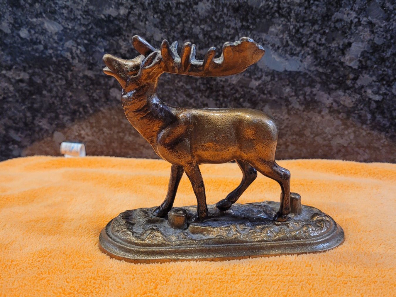 Sculture & Statue: HIRSCHFIGUR AUF EINEM /MESSING ODER KUPFERSOCKEL 60-Er – Usato da EMMETTEN venduto da pfi_cbg5 2