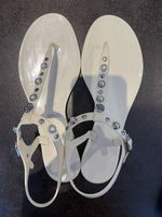 GUESS WEISSE ZEHENTRENNER-SANDALEN MIT NIETEN