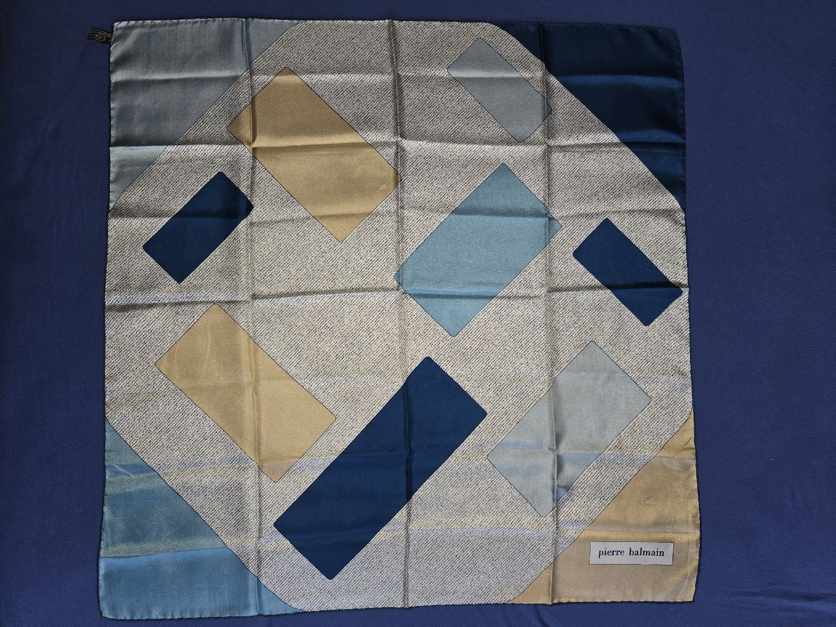 Balmain Foulard & Sciarpe: foulard en soie Pierre Balmain – Usato da Montet (Broye) venduto da CandiceD