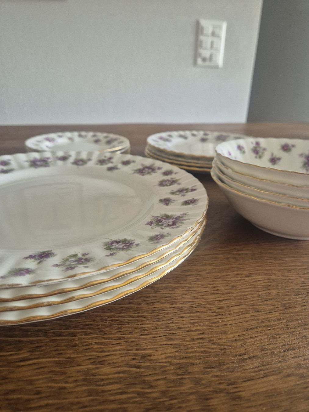 Royal Albert Services de table: Antique Royal Albert England Sweet Violets dinnerware set – D'occasion à Horgen par yej_n6rr 2