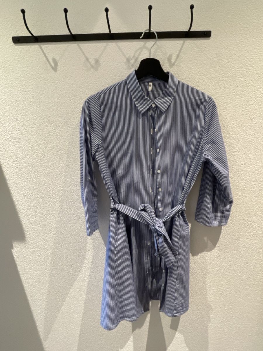 H&M Kleider: Blau-weiss gestreiftes Hemdkleid von H&M – Gebraucht aus Schmitten FR von Monei19 2