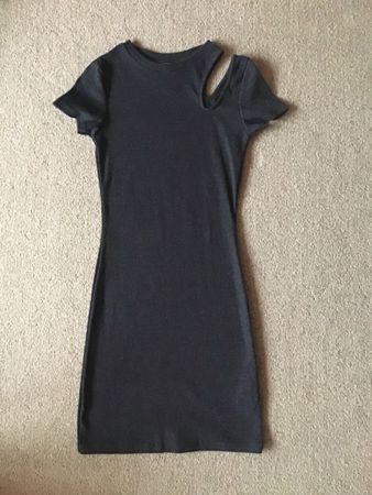 Clockhouse / C&A Kleid XS grau Cut-Out Detail Schulter neu