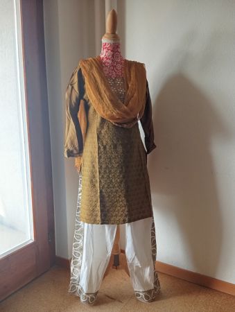 Tamil / Indien "Salwar Kameez" mit Stickerei Gr. S (Neu&OVP)