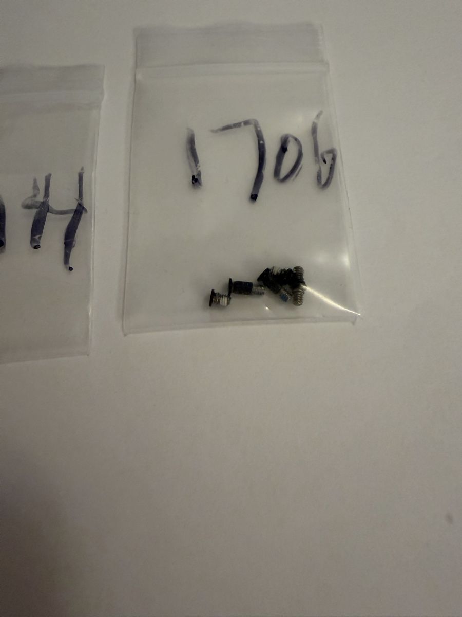 Tutti gli attrezzi: Macbook Schrauben Set Macbook Screw set replacement – Usato da Zürich venduto da arr_vq5w 1