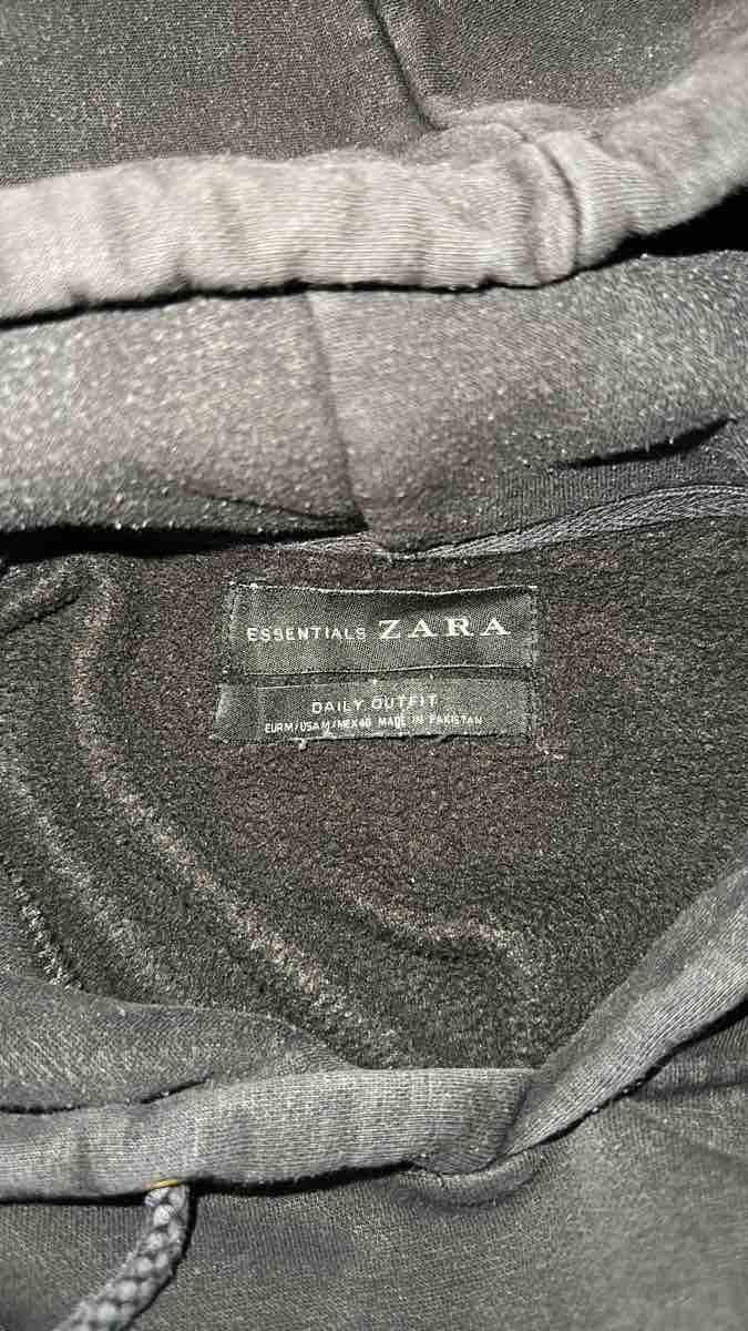 Zara Pullover & Sweatshirts: Sweat à capuche noir Zara Essentials taille M – Gebraucht aus Boudry von ale_8t28 2