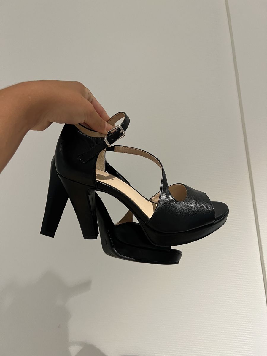 Scarpe da donna: Schwarze, elegante Damenschuhe, Grösse 36, einmal getragen. – Nuovo (secondo la descrizione) da St. Gallen venduto da sar_t9ch 1
