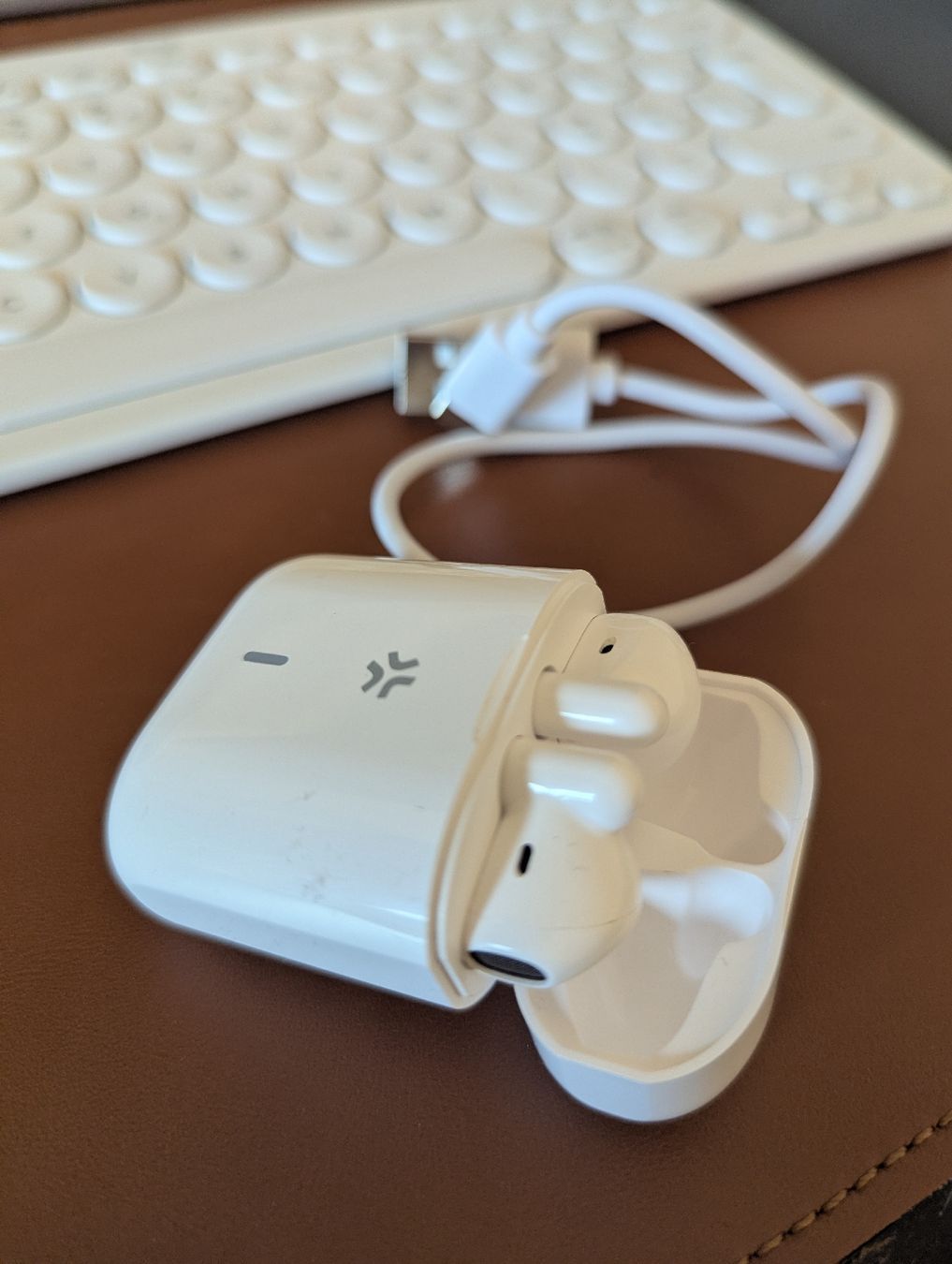 Cuffie: Wireless Earbuds - White - Charger Included – Usato da Schlieren venduto da maseam