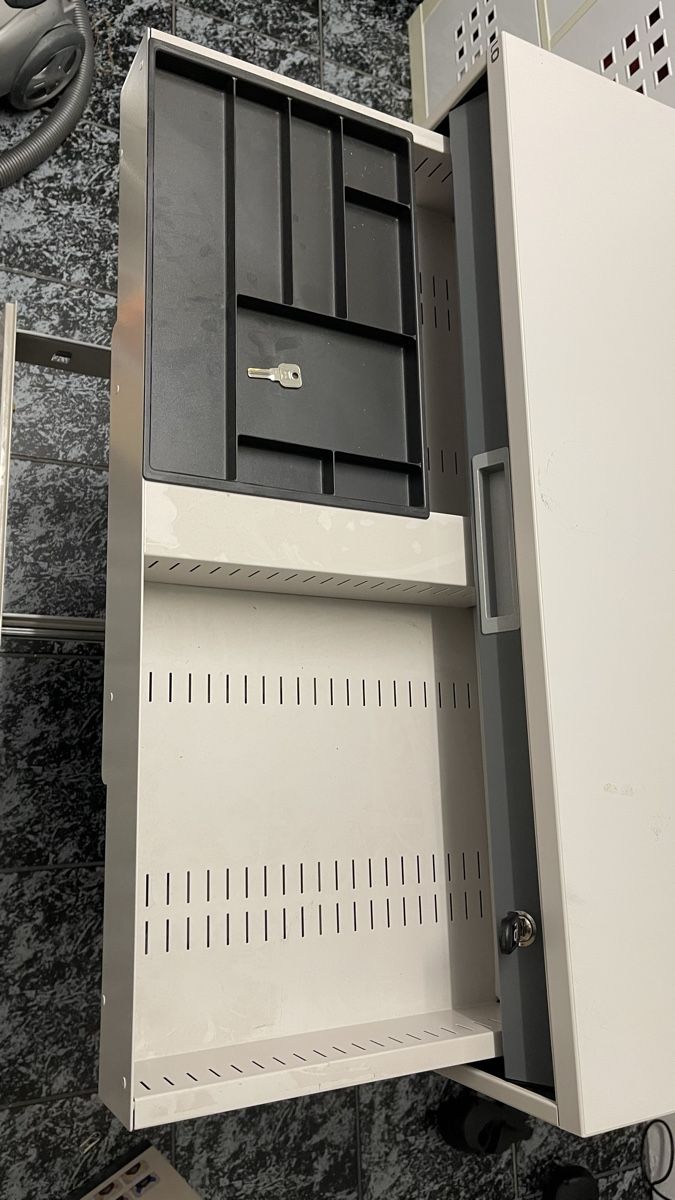 Lista Korpus: Rollschrank mit abschliessbaren Türen – Gebraucht aus Winterthur von Vinyljunkie 2