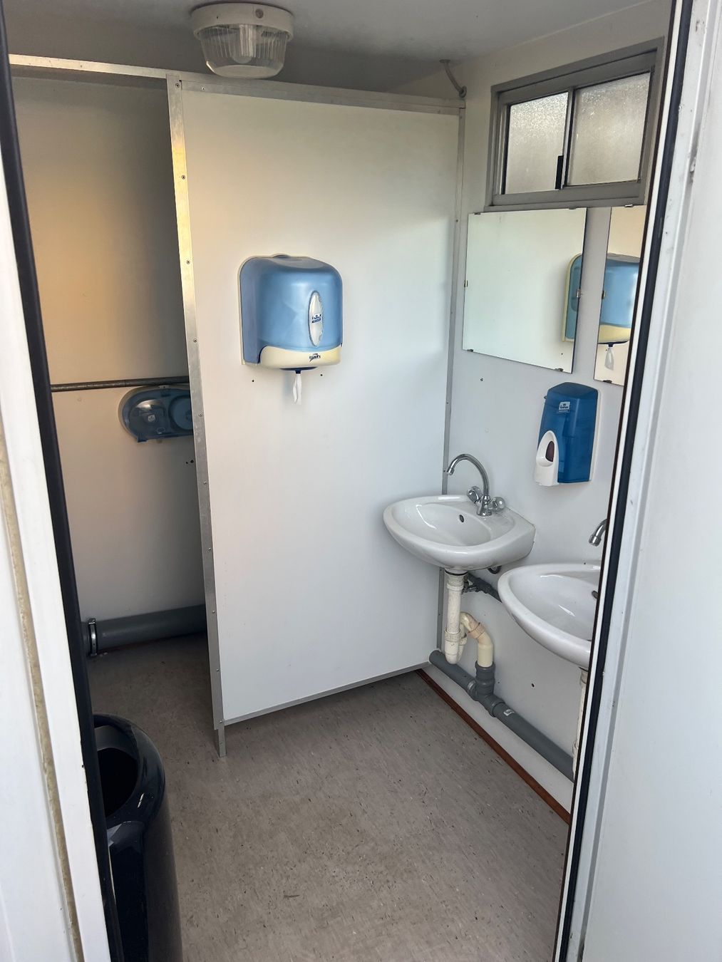 Baucontainer: WC Container mit 2 toiletten – Gebraucht aus Egg b. Zürich von SwissTradingAgency 1