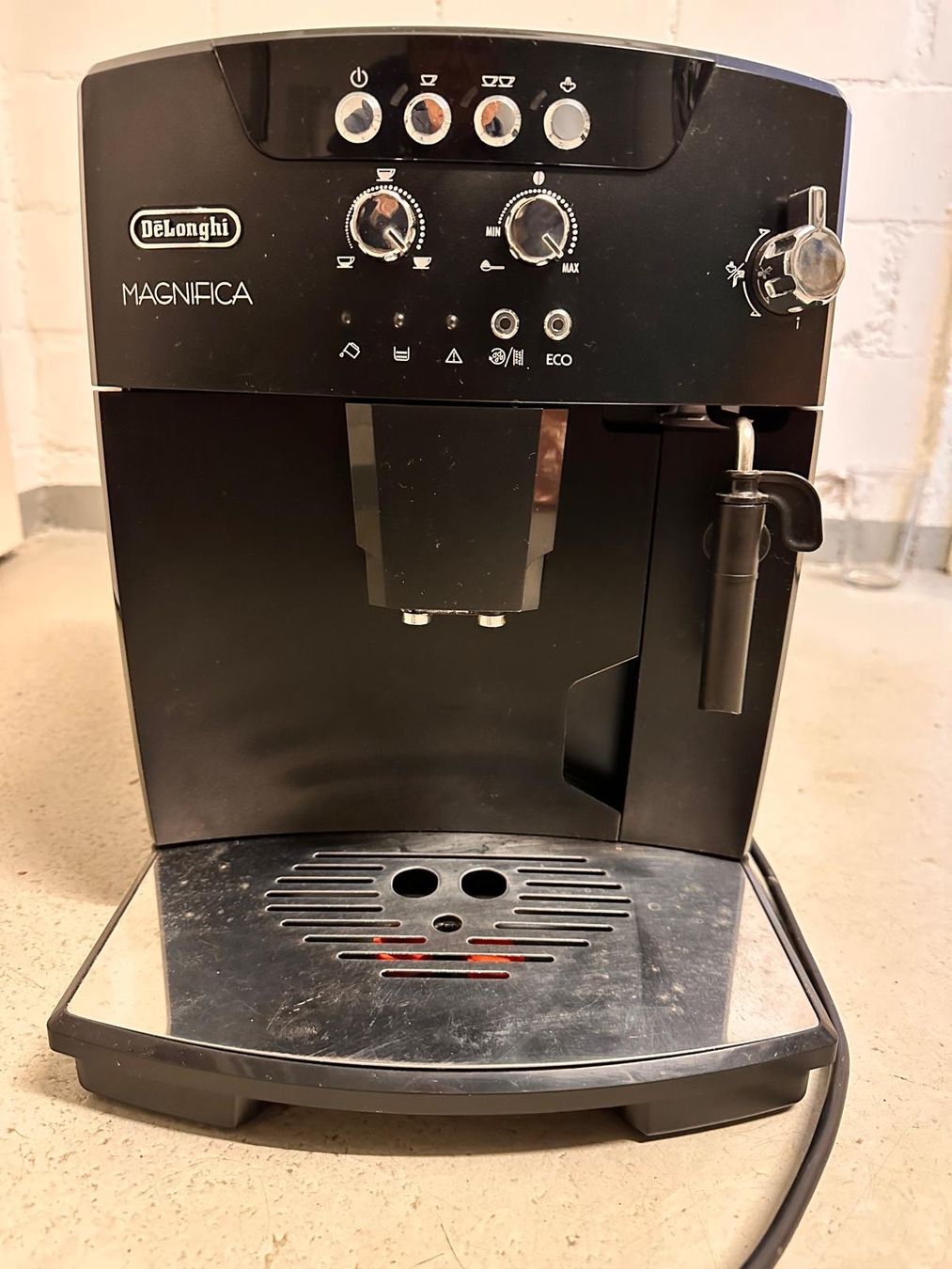 De'Longhi Macchine per caffè & Macchine per espresso: DeLonghi Magnifica Kaffeemaschine Automat – Usato da Egg b. Zürich venduto da Lanikai 2