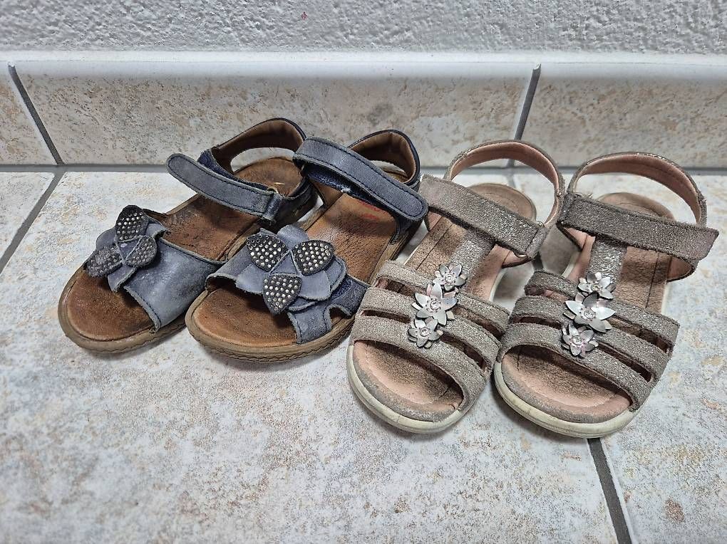 Scarpe per ragazze: Zwei Sandalen Grösse 28 – Usato da Horw venduto da arco35