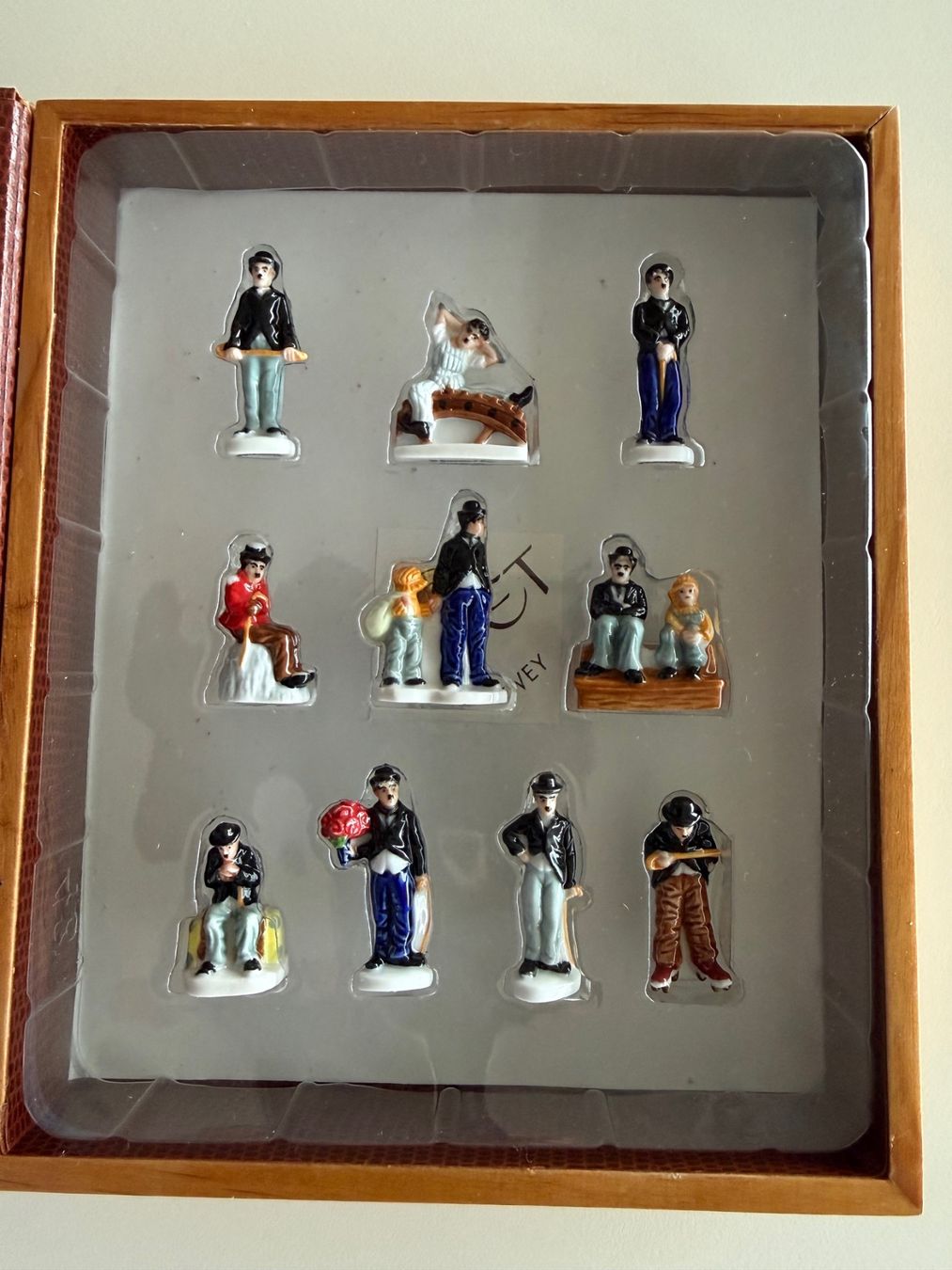 Statuette: Charlie Chaplin, 10 Fèves – Nuovo e nell'imballaggio originale da St-Gingolph venduto da GoldenKeys