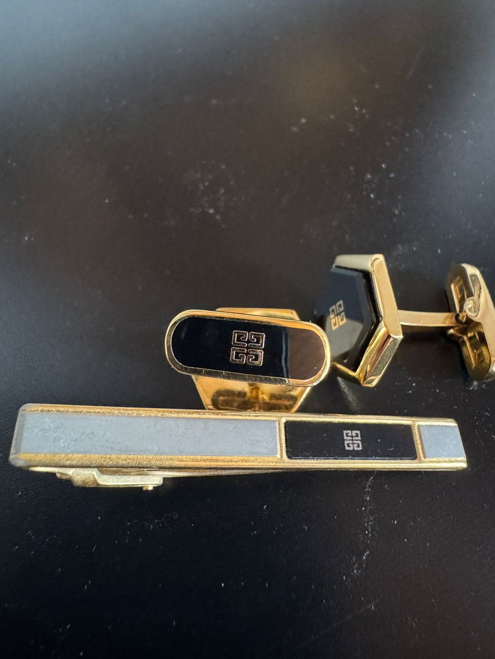 Givenchy Gemelli: Givenchy Manschettenknöpfe & Krawattenklammer Set Vintage – Usato da Winterthur venduto da Dejv 2