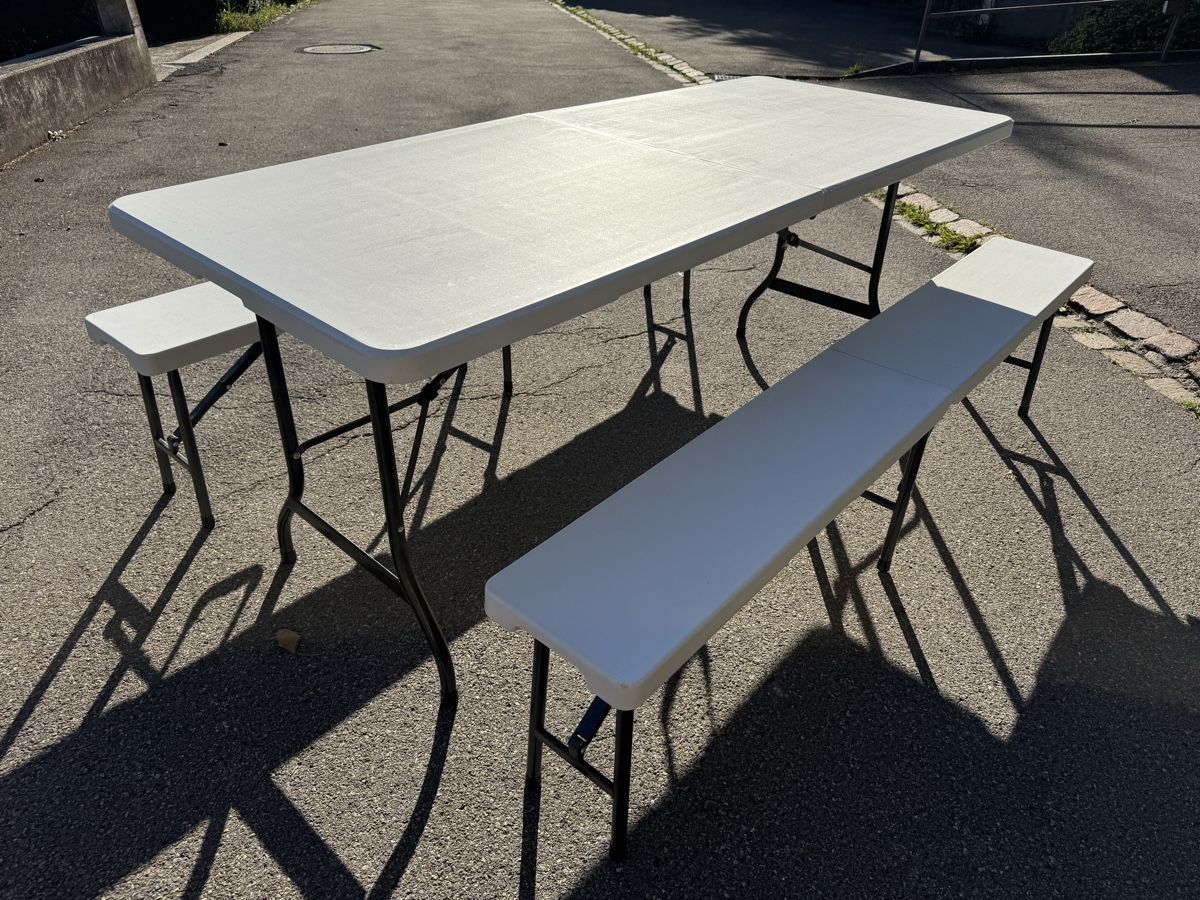 Set di tavolo e panche: Festbank Kunststoff  – Usato da Männedorf venduto da m.lutz