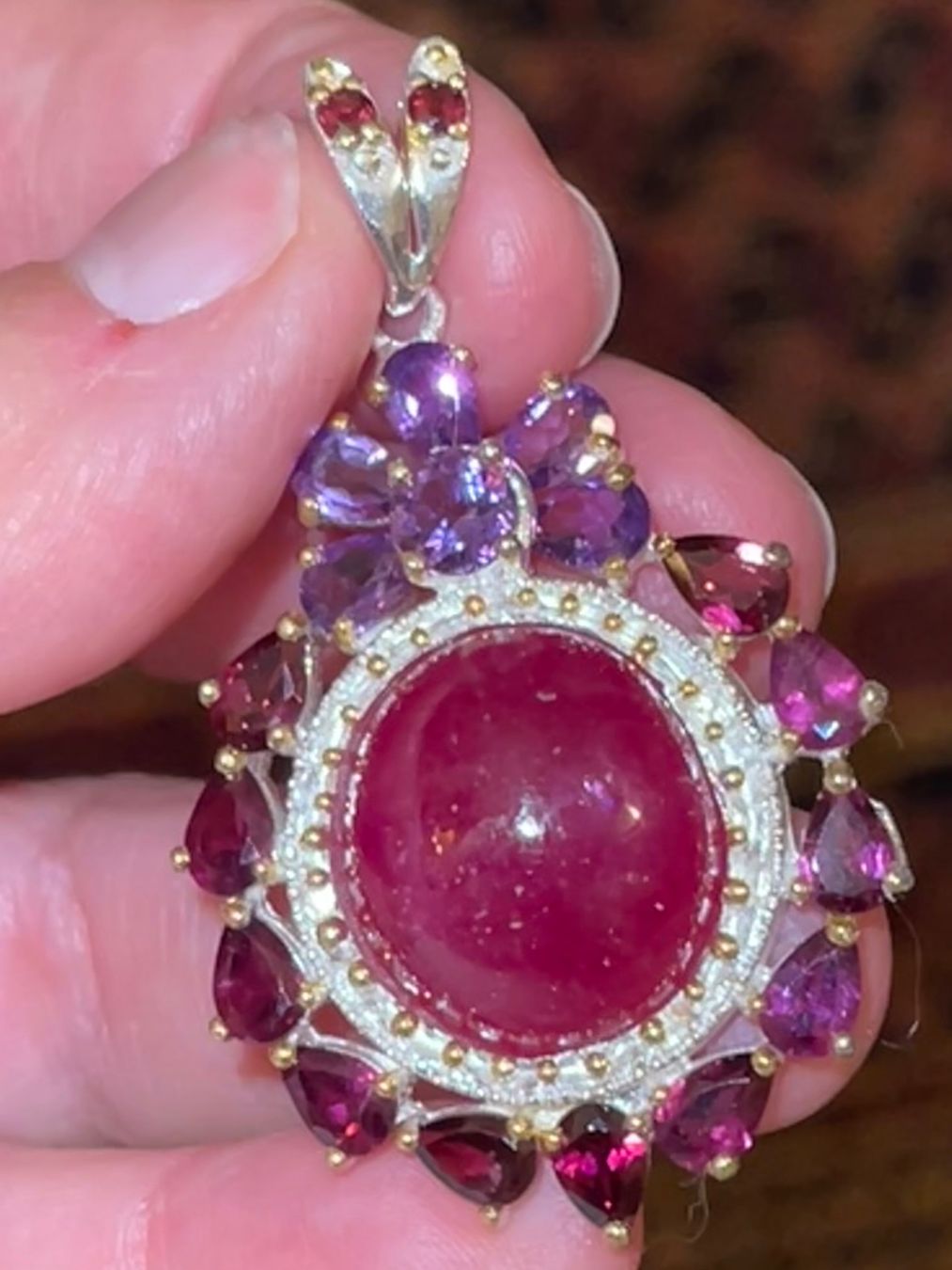 Llan Valls Joies Ciondoli: Large Ruby Garnets Amethysts Médaillon SS925 and 14k Vermeil – Nuovo (secondo la descrizione) da Birsfelden venduto da Brut 7