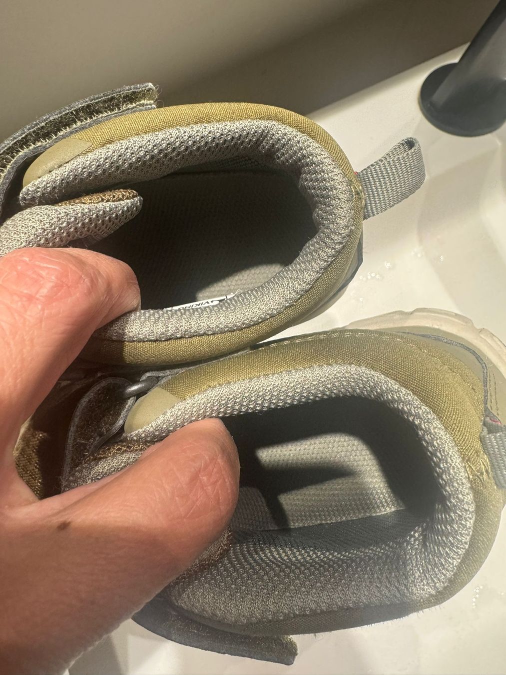 Scarpe per ragazzi: Kinder Sneaker / Schuhe – Grösse 30 – Usato da Aathal-Seegräben venduto da 911rs 5