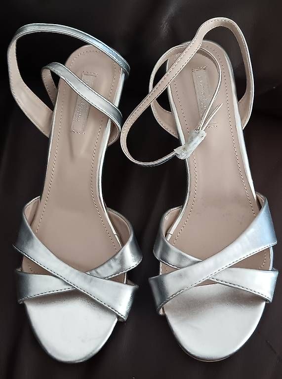 Scarpe da donna: Neue Damen Sandalen silber gr.39 – Usato da Staufen venduto da mar_wf6r