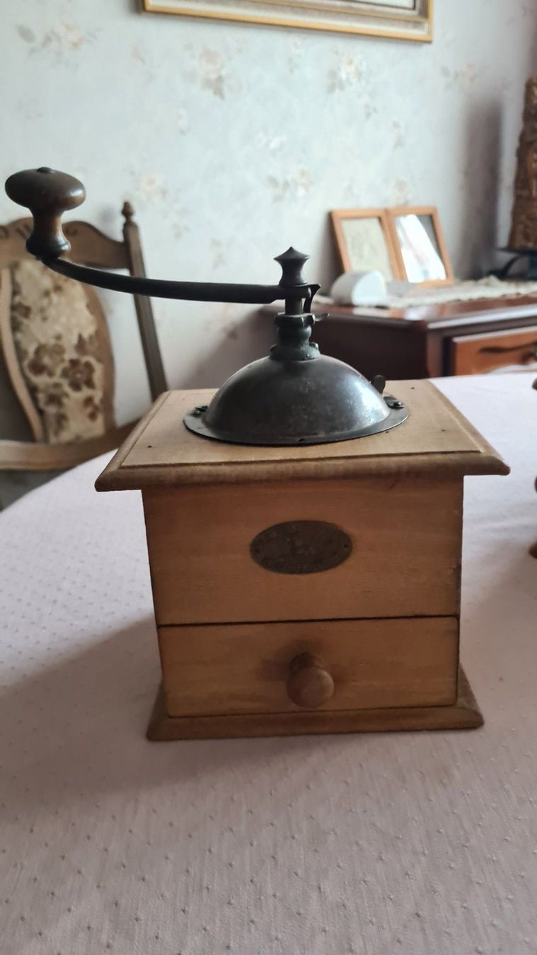 Macchine per caffè & Macchine per espresso: Antike Kaffeemühlen. – Usato da Thörigen venduto da joggi010 1