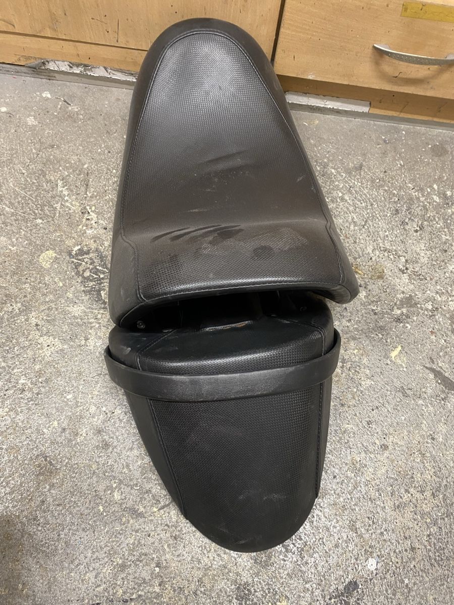Harley-Davidson Toutes les pièces détachées moto: Harley Davidson Vrod Sitz – D'occasion à Kaltbrunn par la77 1