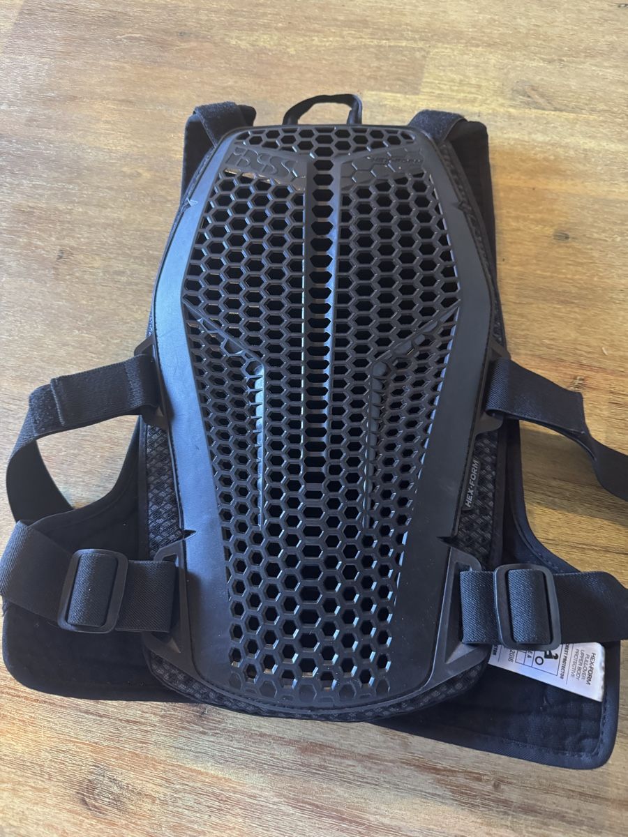 IXS Protezioni & Imbottiture: IXS Hex Form Rücken/Brust Protektor – Usato da Hettenschwil venduto da totsch01 1