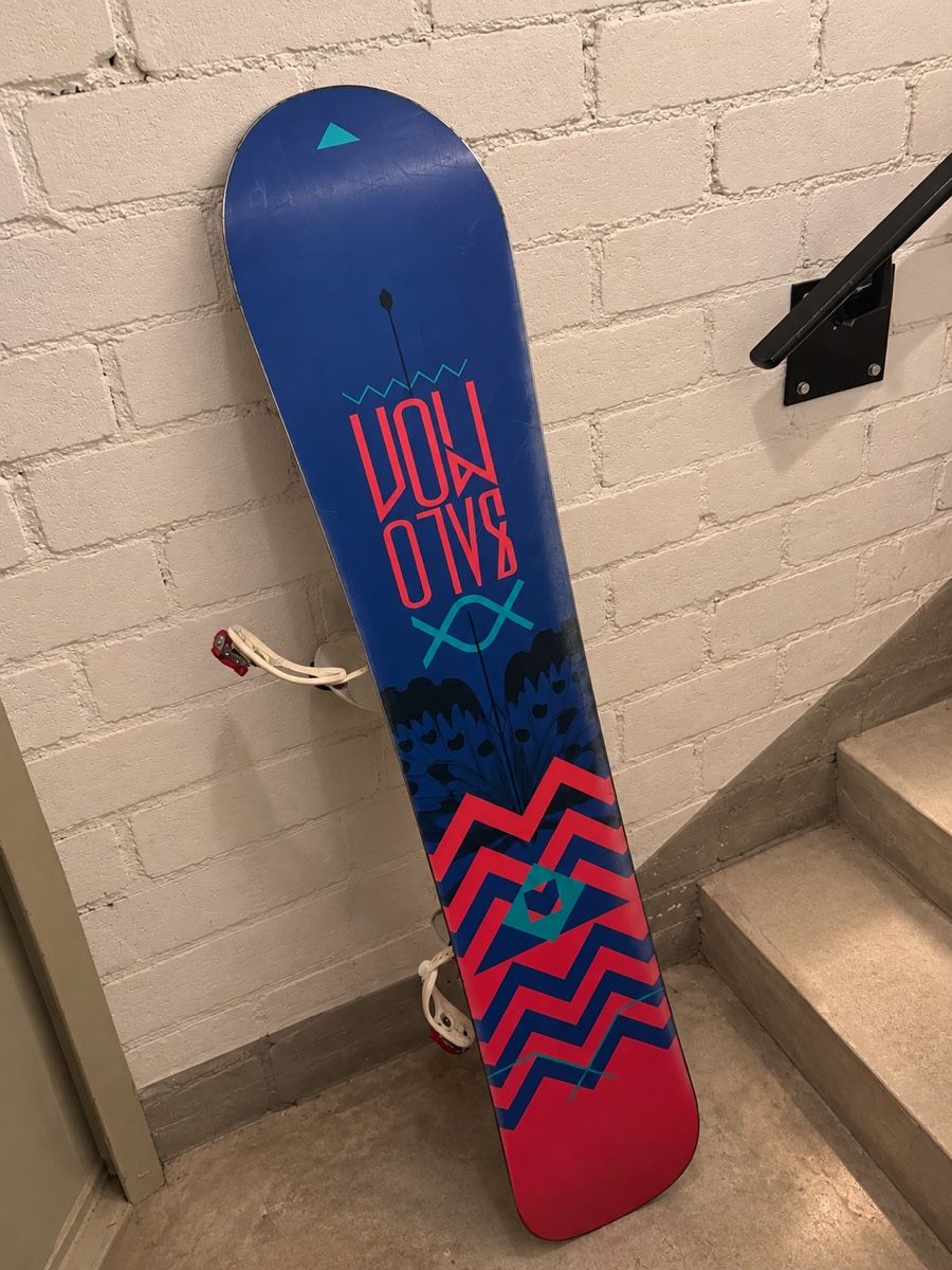 Salomon Boards: Snowboard Salomon mit Bindung 140cm – D'occasion à Kirchberg BE par lea_kb6y 1