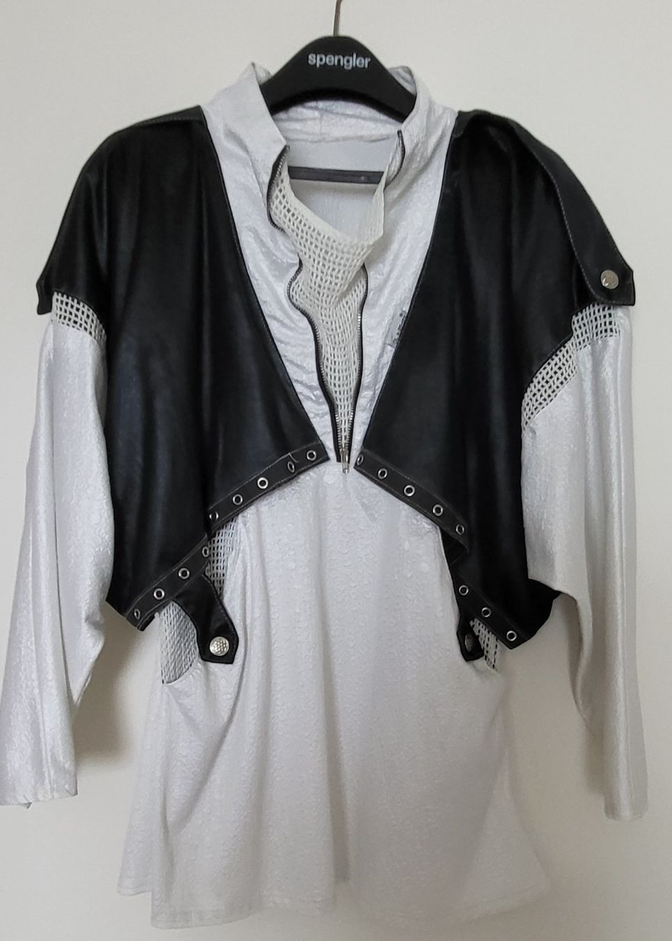 Blusen: Coole Bluse in Grösse 38 – Gebraucht aus Adlikon b.Regensdf von YvZi