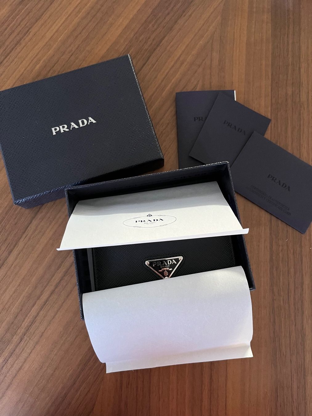 Prada Portafogli: Prada Small Saffiano Leather Wallet – Nuovo (secondo la descrizione) da Aarburg venduto da roc_9n2c 3