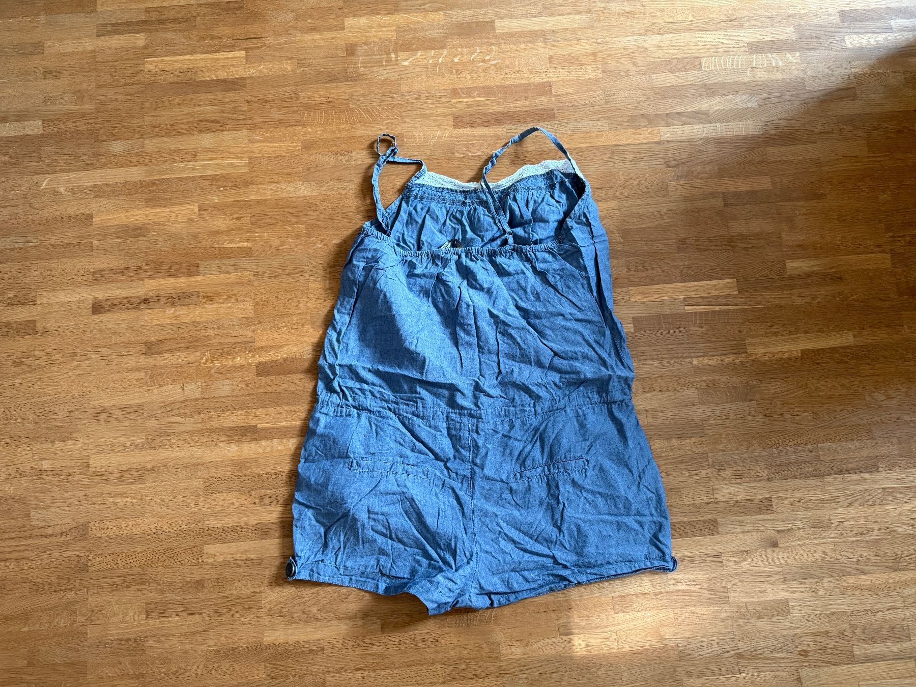 Tute: Mini-Jumpsuit aus den 00ern – Usato da Winterthur venduto da Bahareeba 2
