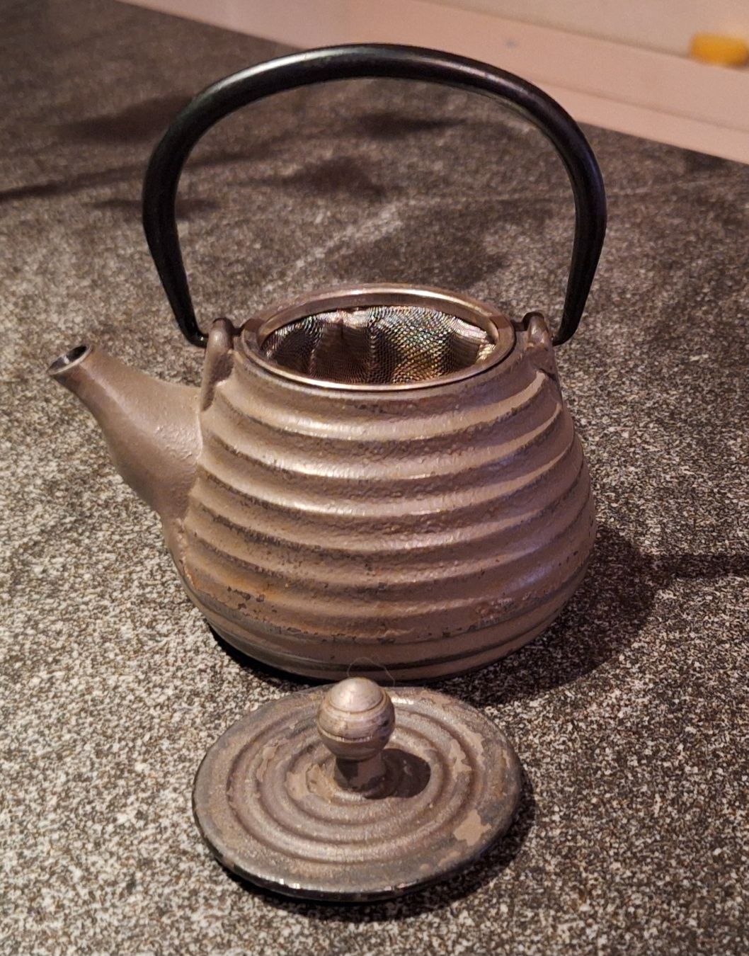 Teiere: Ancienne théière en fonte – Usato da Monthey venduto da ditty 2
