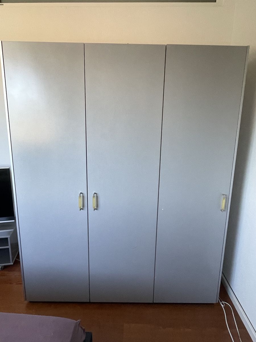 Armadi: Silbriger Schrank 3 türig – Usato da Münsingen venduto da lar_98wg