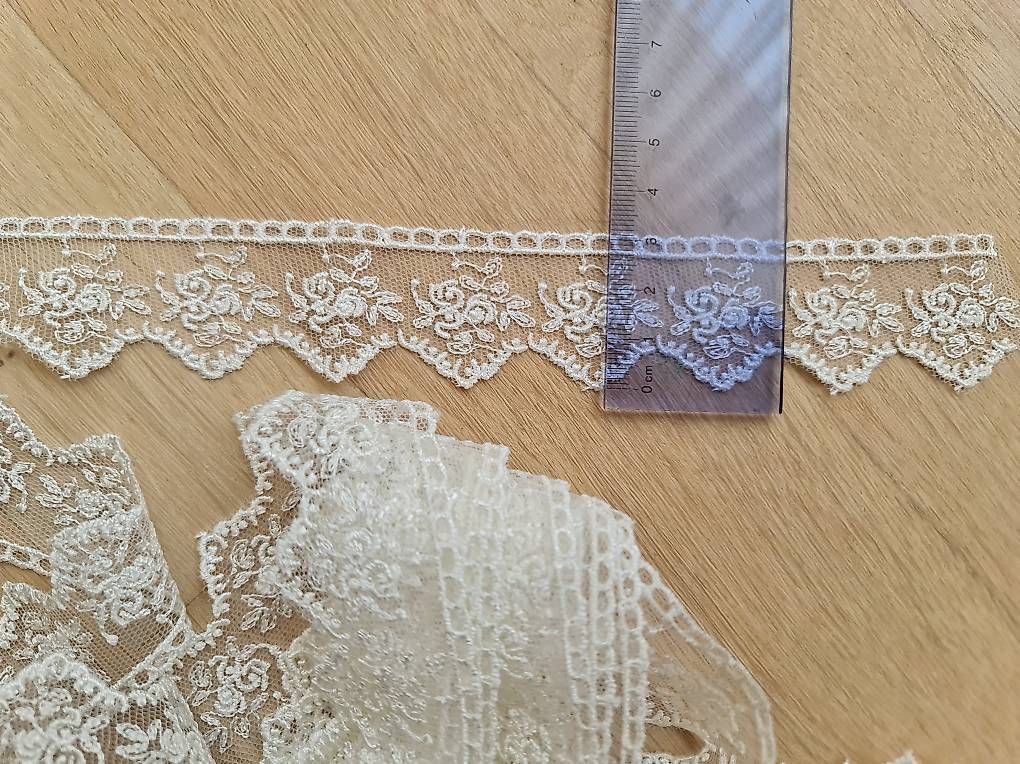 Stoffe: Wunderschöne weisse Spitzenborte  Blumenmuster – Neu und originalverpackt aus Allschwil von 86d_fmd5 4