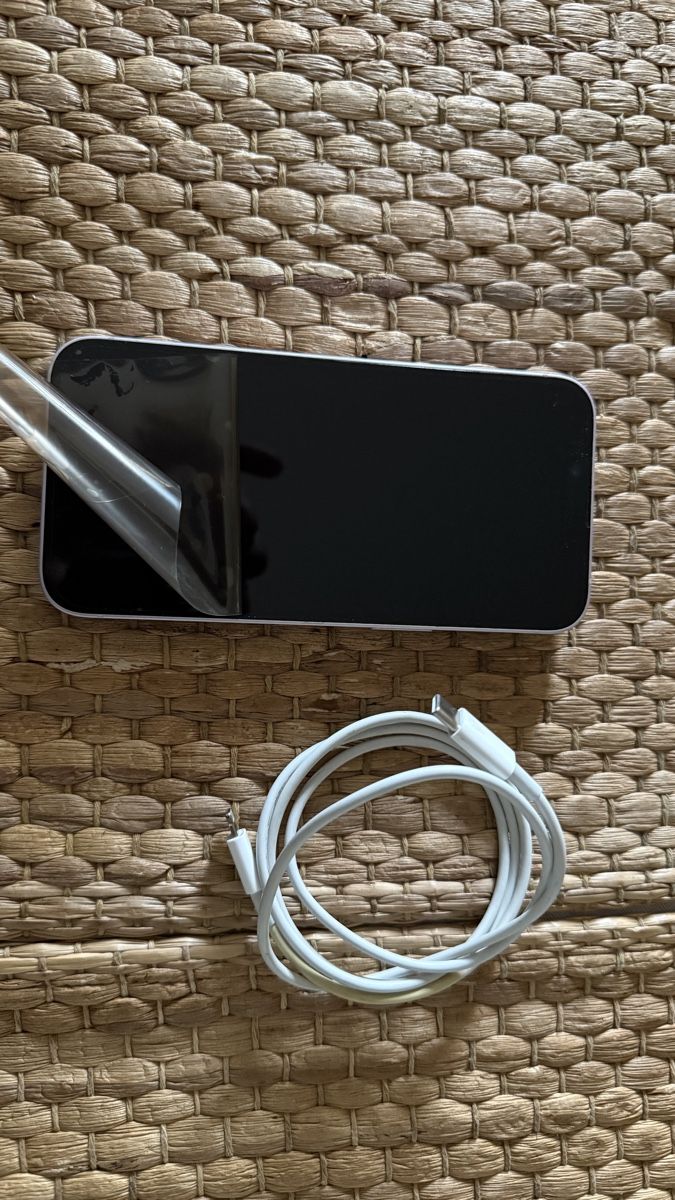Apple Telefoni cellulari / Smartphones: iPhone 14 blanc 128gb – Usato da Nyon venduto da Ungaru