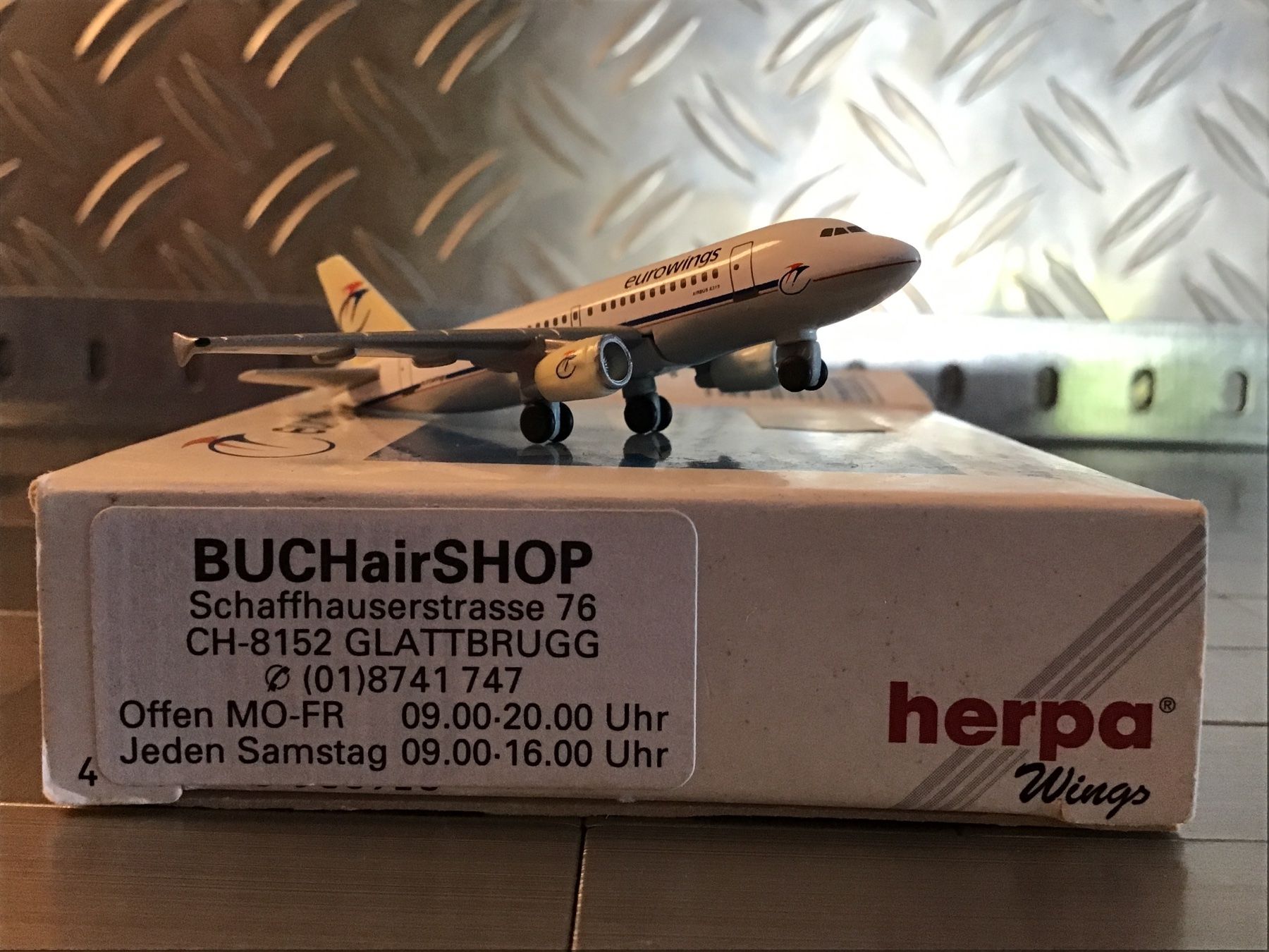 Herpa Kit di modellismo & Modellini statici: HERPA EUROWINGS  AIRBUS A319 – Usato da Männedorf venduto da Modellbau-wyss 1
