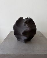 Dunkle Keramik Vase gewellt modern dekorativ unbestimmt