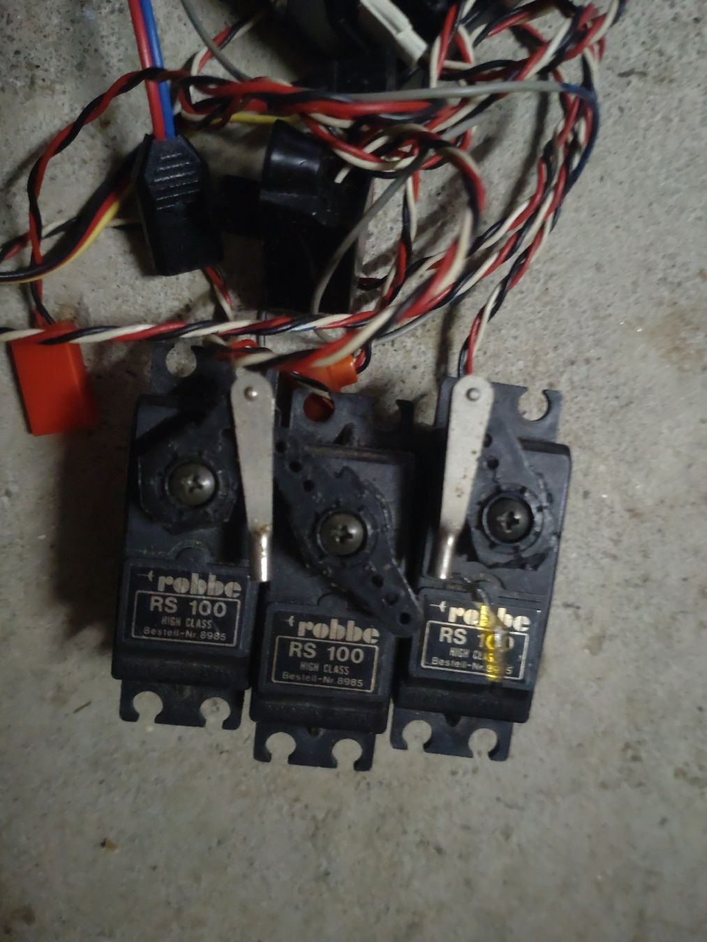 Robbe Modellismo RC: 3x Robbe RS 100 Servos + PCMS + accessoires – Usato da Vétroz venduto da Guadonjin 1
