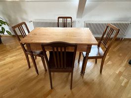 4 antike Stühle mit Holztisch im Set
